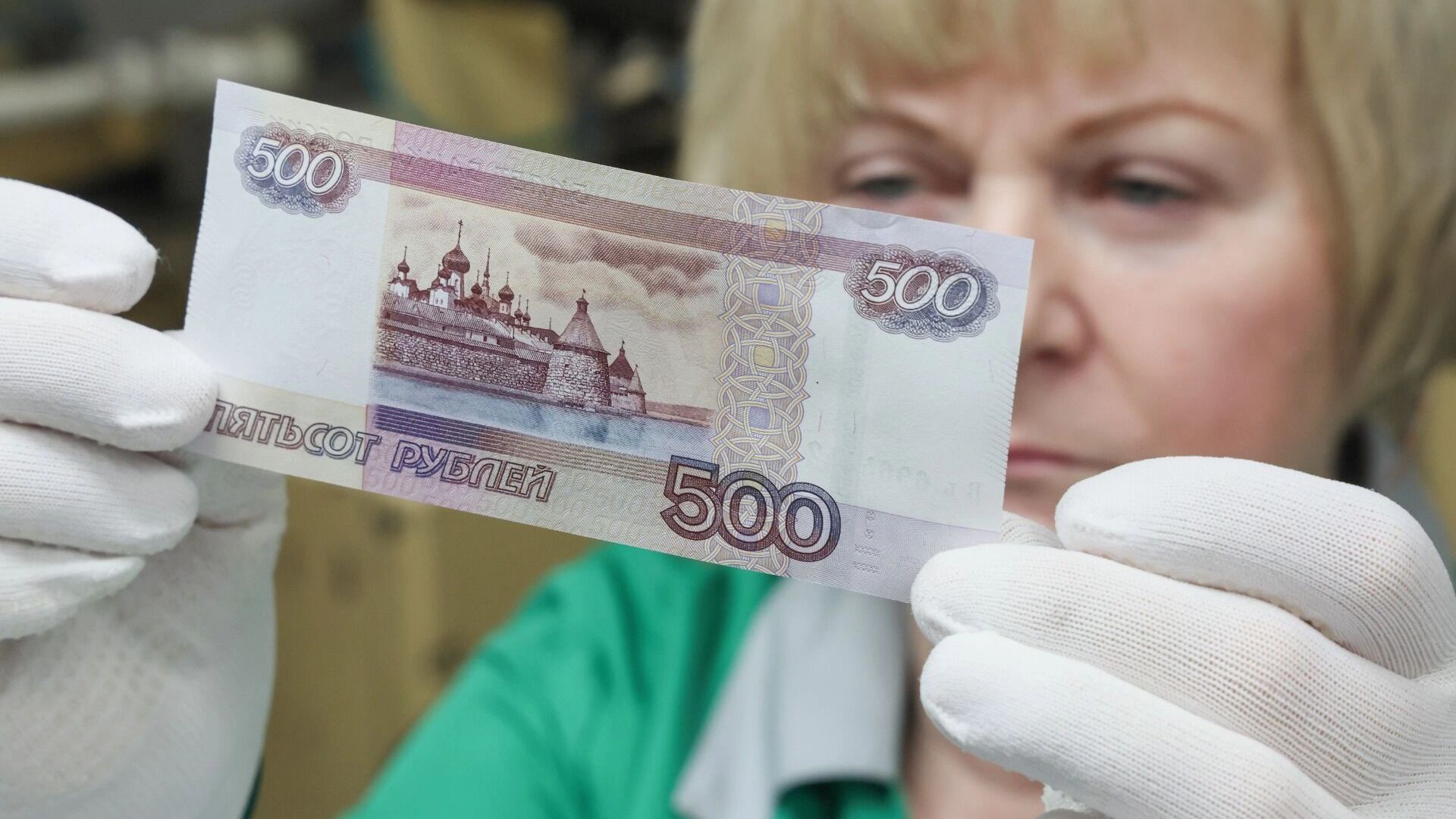 «Денег становится меньше». Власти надеются на 80 трлн накоплений и ослабление санкций