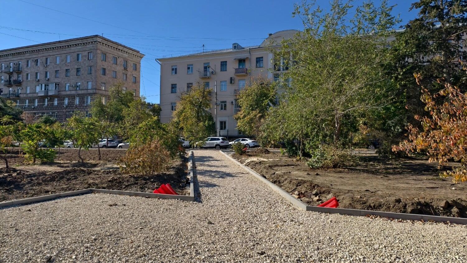 В сквере уже приступили к созданию пешеходных дорожек