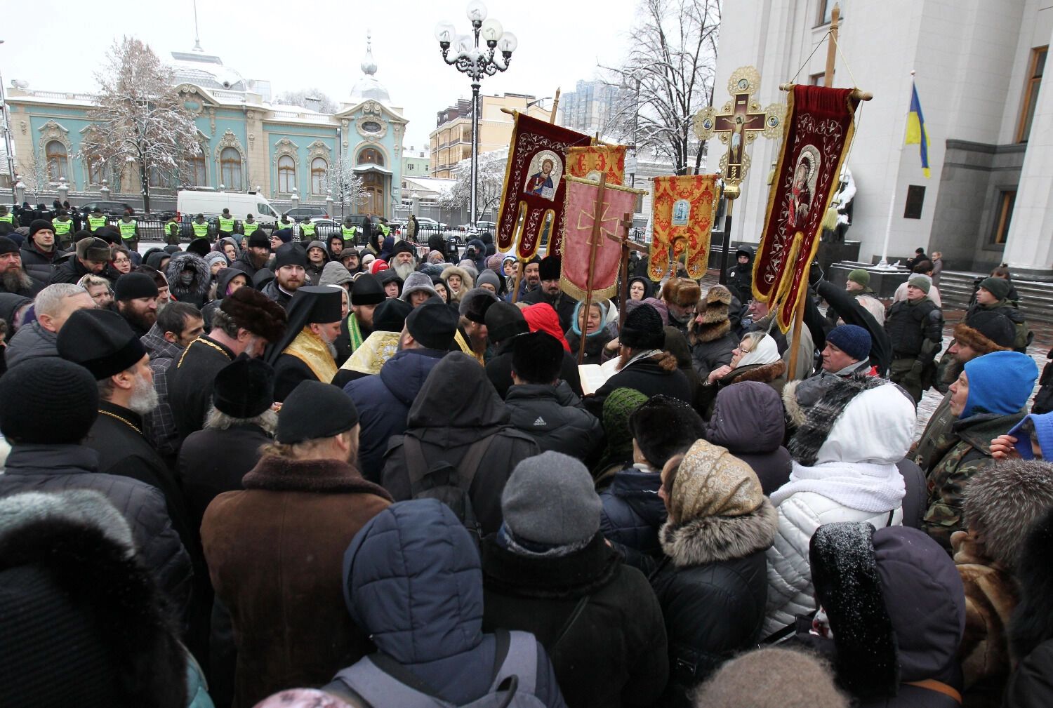 Молебен прихожан УПЦ МП у здания Верховной рады в Киеве