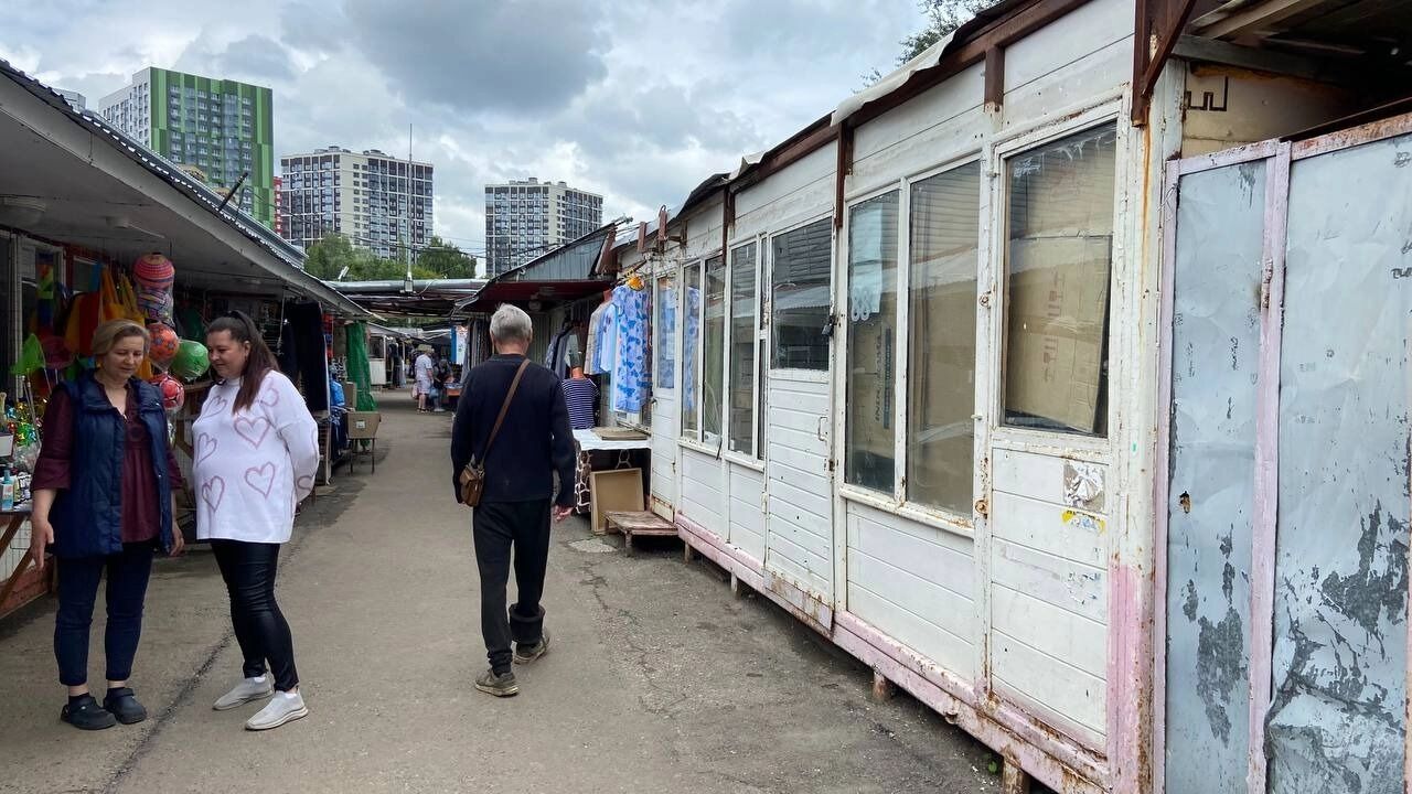 Половина рынка опустела