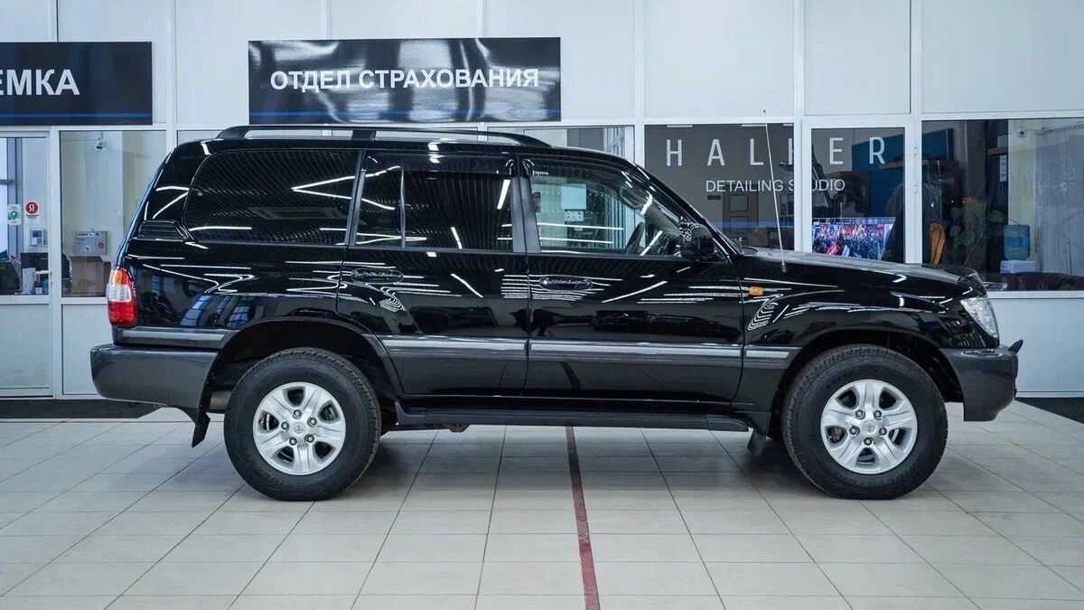 Toyota Land Cruiser 100 с пробегом в 41 тысячу километров 2007 года выглядит как новая машина