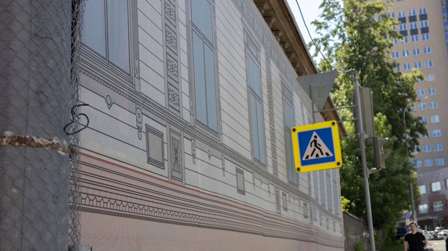 Дом №123 на улице Горького в Нижнем Новгороде закрыт фальшфасадом
