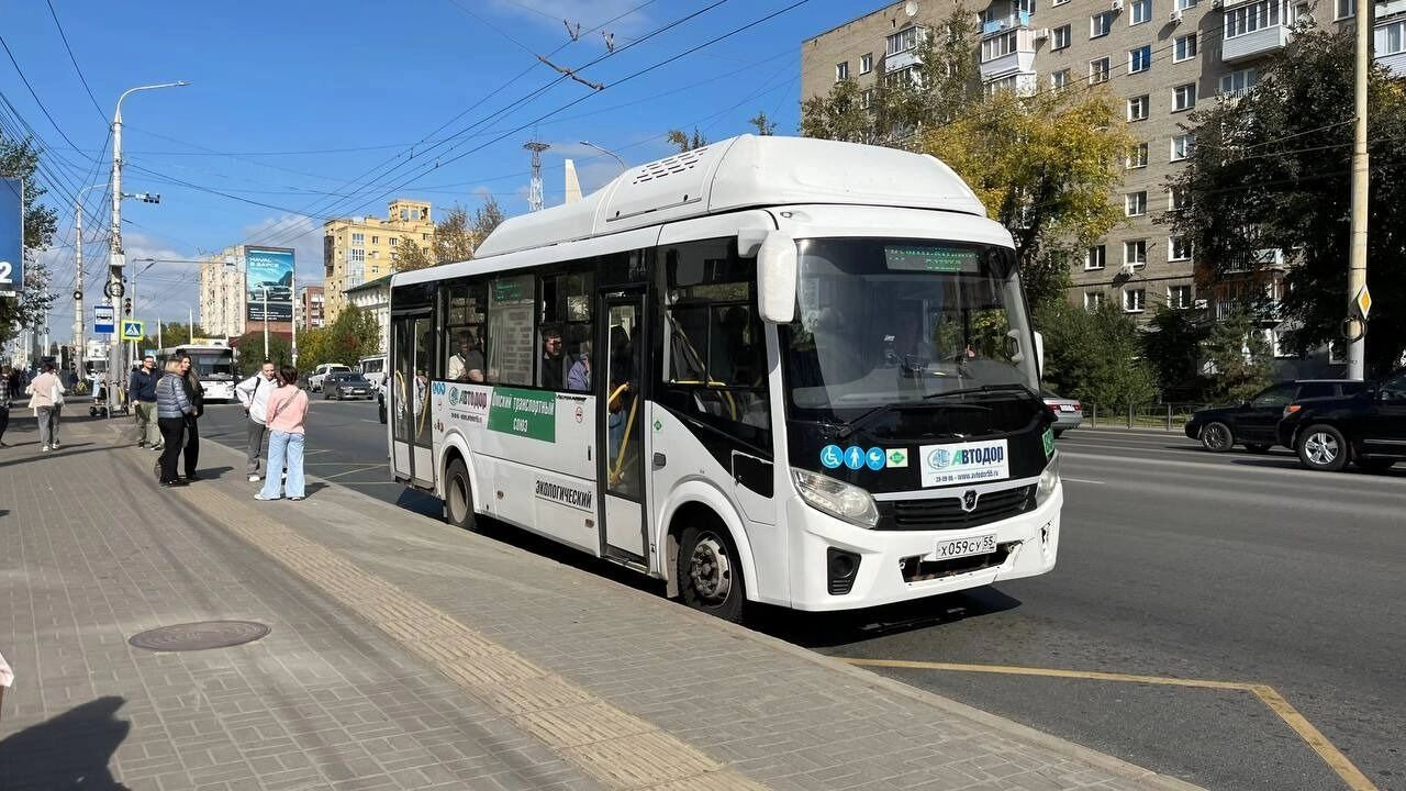 Водителям автобусов в Омске платят в среднем 111 тысяч рублей