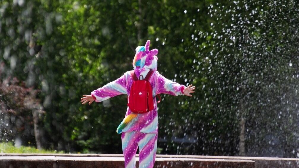 На&nbsp;фото: ребенок радуется солнцу