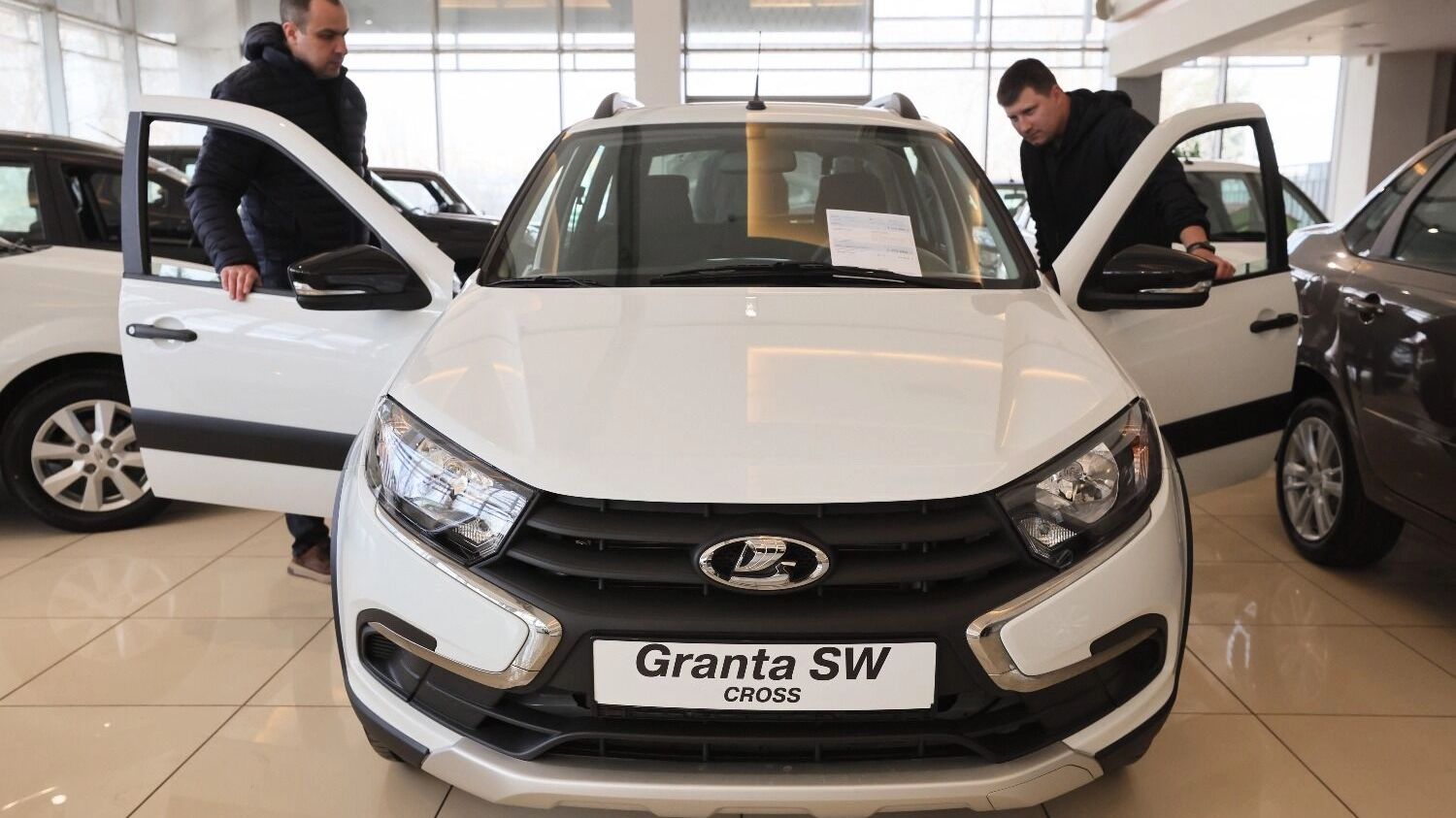 Бум продаж на авторынке: россияне скупают иномарки, «АвтоВАЗ» в яме