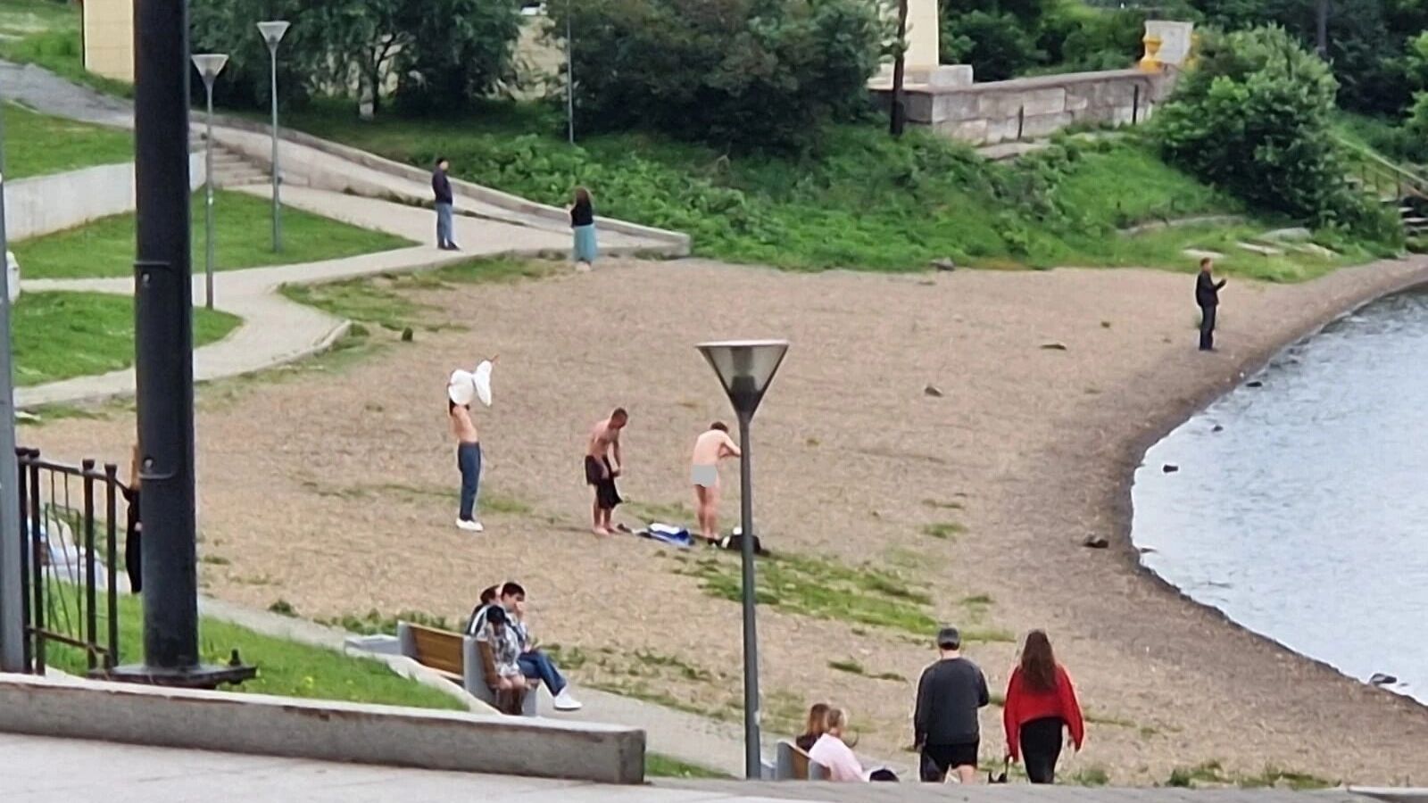 Семья нудистов 2 Нудисты разделись догола на городском пляже в Нижнем Тагиле — Новости  Нижнего Тагила и Свердловской области - TagilCity