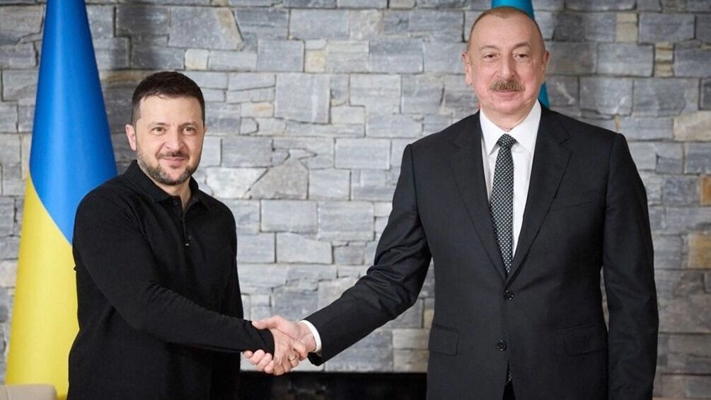 Президент Украины Владимир Зеленский поддержал главу Азербайджана Ильхама Алиева после смерти двух его соотечественников в Екатеринбурге