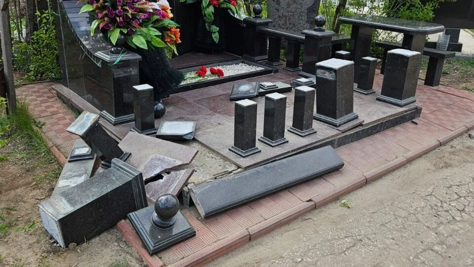 Водитель с инвалидностью повредил надгробие на Димитриевском кладбище Волгограда