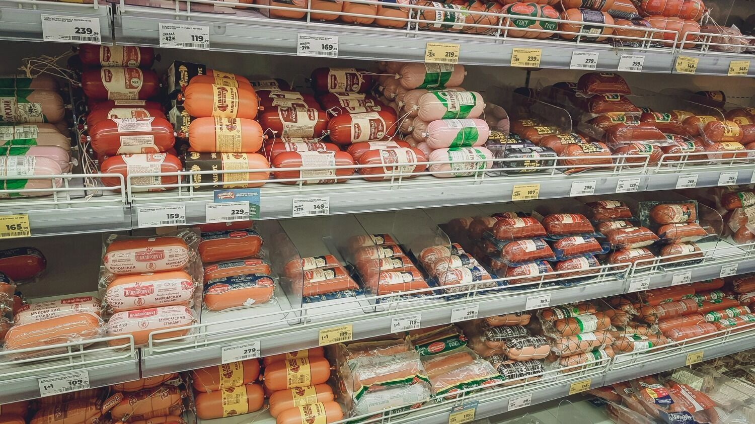 На колбасе появится маркировка, которая защитит от просрочки