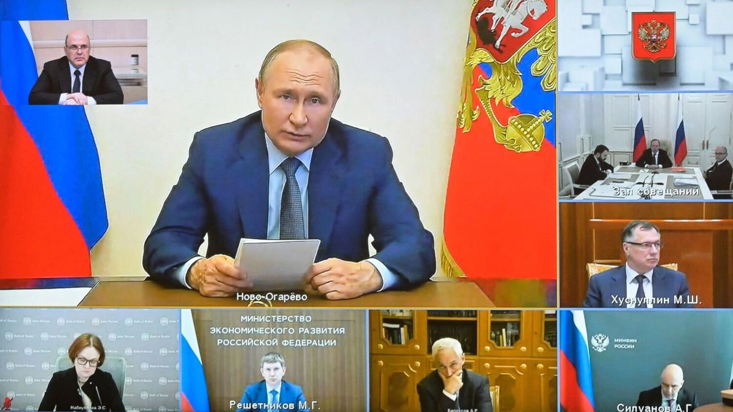 Во время совещания по экономическим вопросам в режиме видеоконференции министры докладывают президенту, каким будет рост ВВП