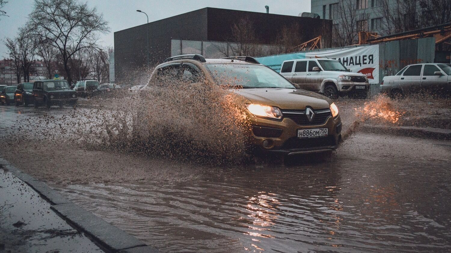 Автомобиль на затопленной дороге