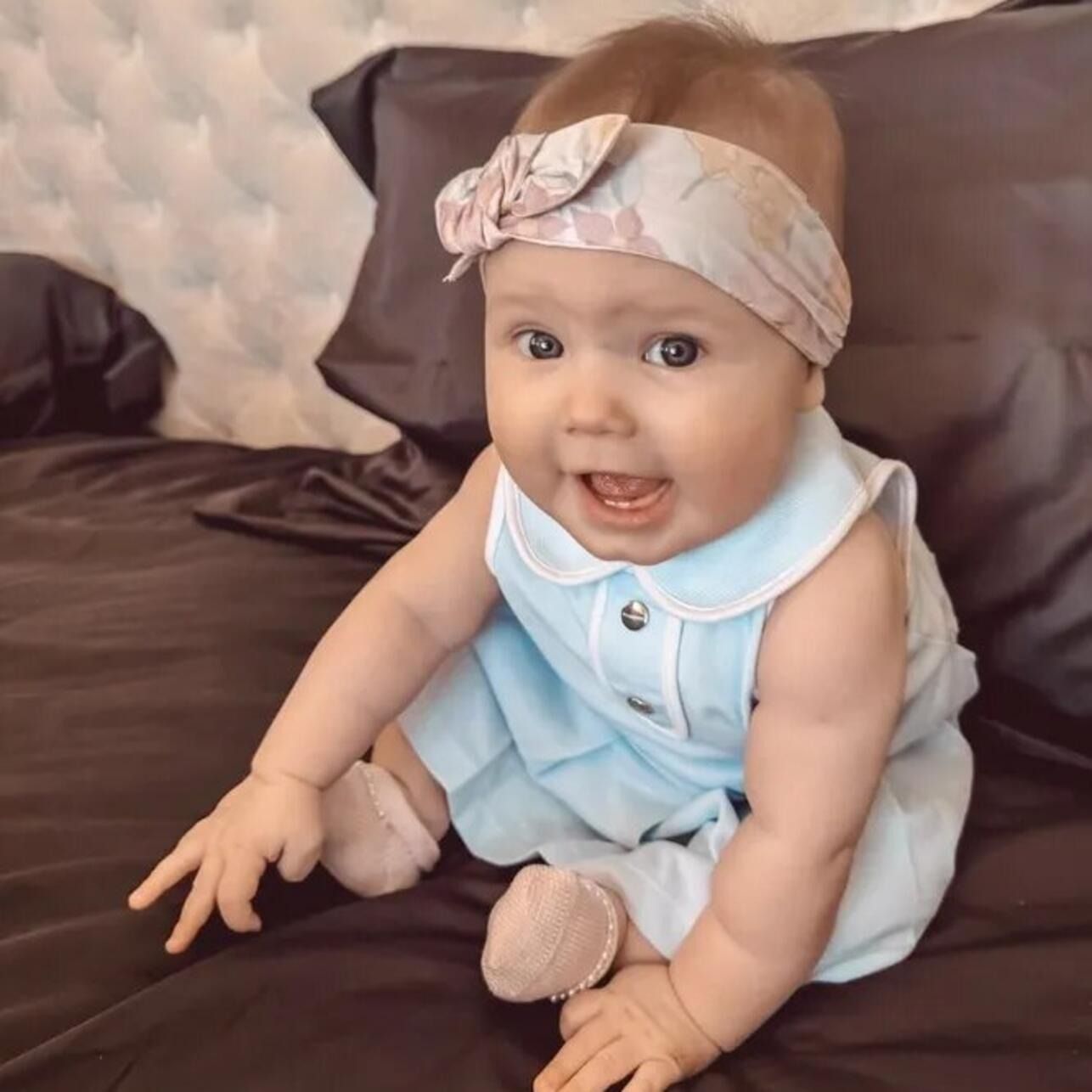 Аршавин впервые опубликовал фото с возлюбленной и годовалой дочкой