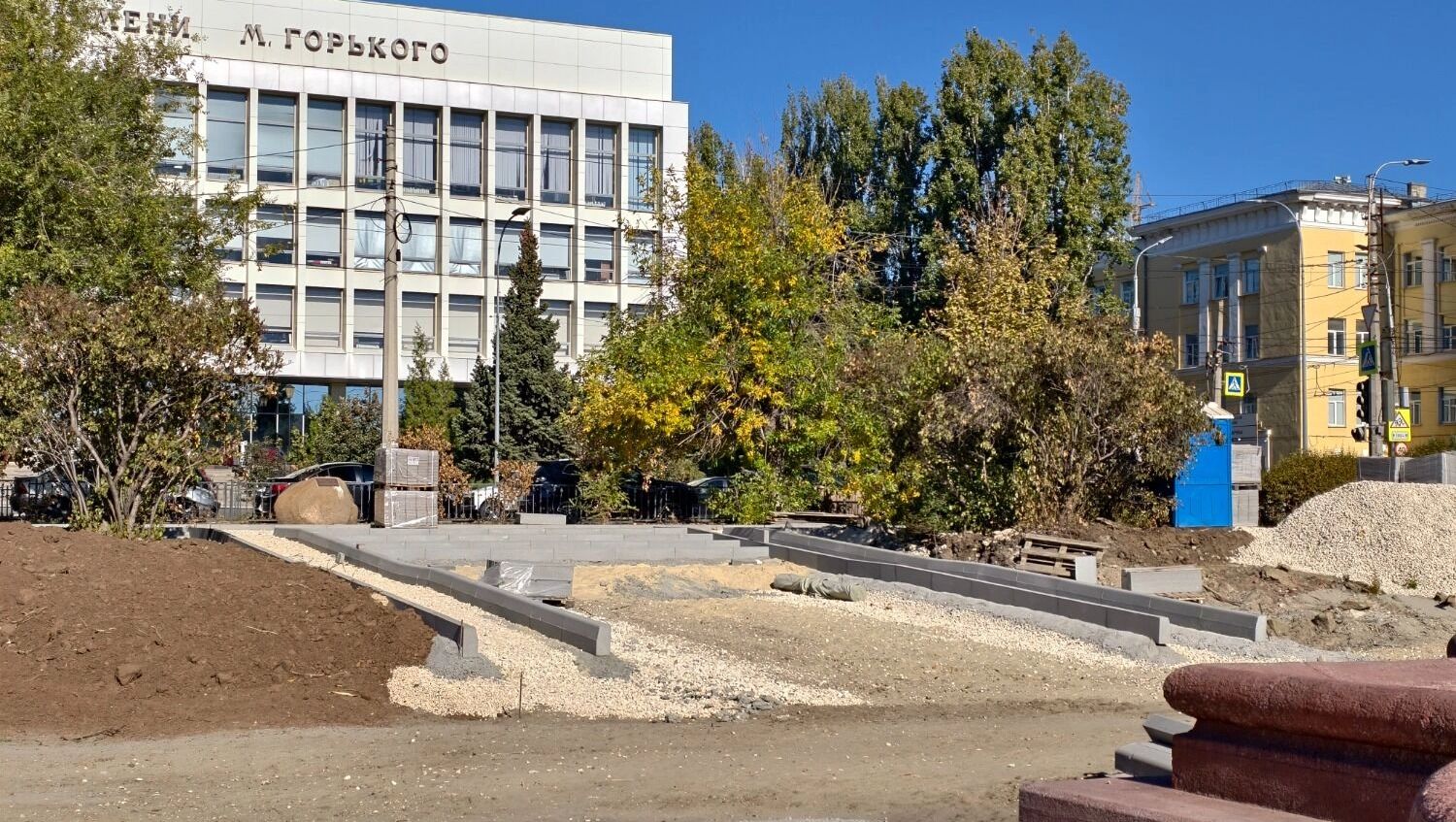 Терракотовый фонтан тоже приводят в порядок