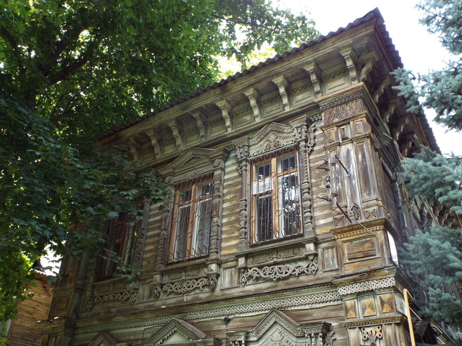 Эти дома вполне можно назвать памятниками деревянного зодчества