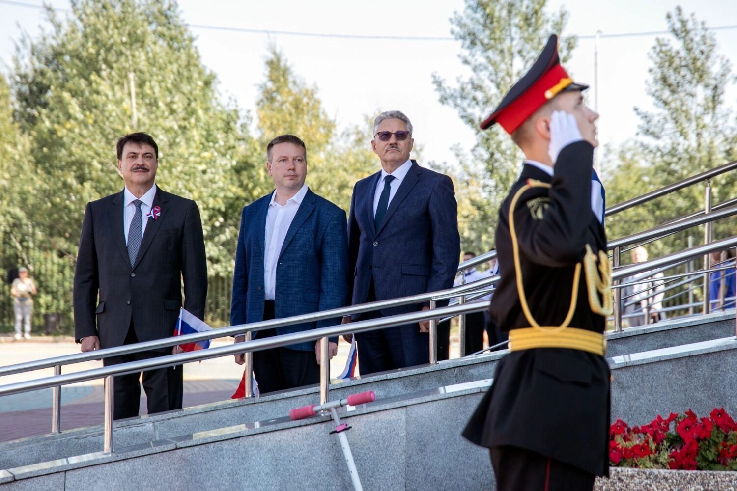 В День Государственного флага России в Сургуте прошёл праздничный флешмоб, на котором развернули гигантский российский триколор протяжённостью 10 метров.