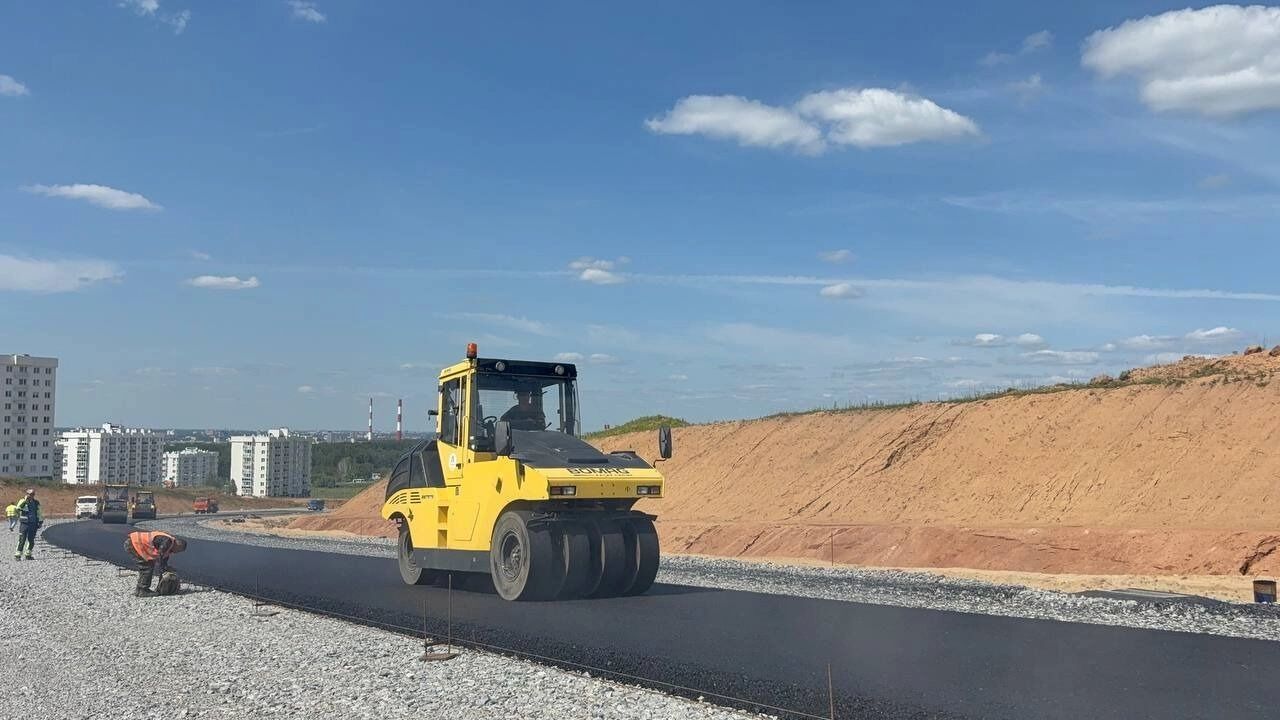 На третьей очереди дублера проспекта Гагарина укладывают асфальт