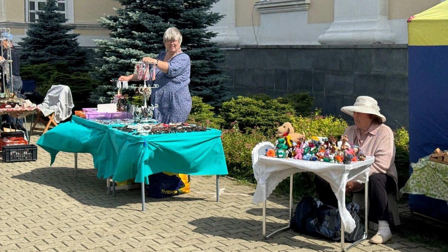 Мягкие игрушки и украшения из камня на фестивале мастеров