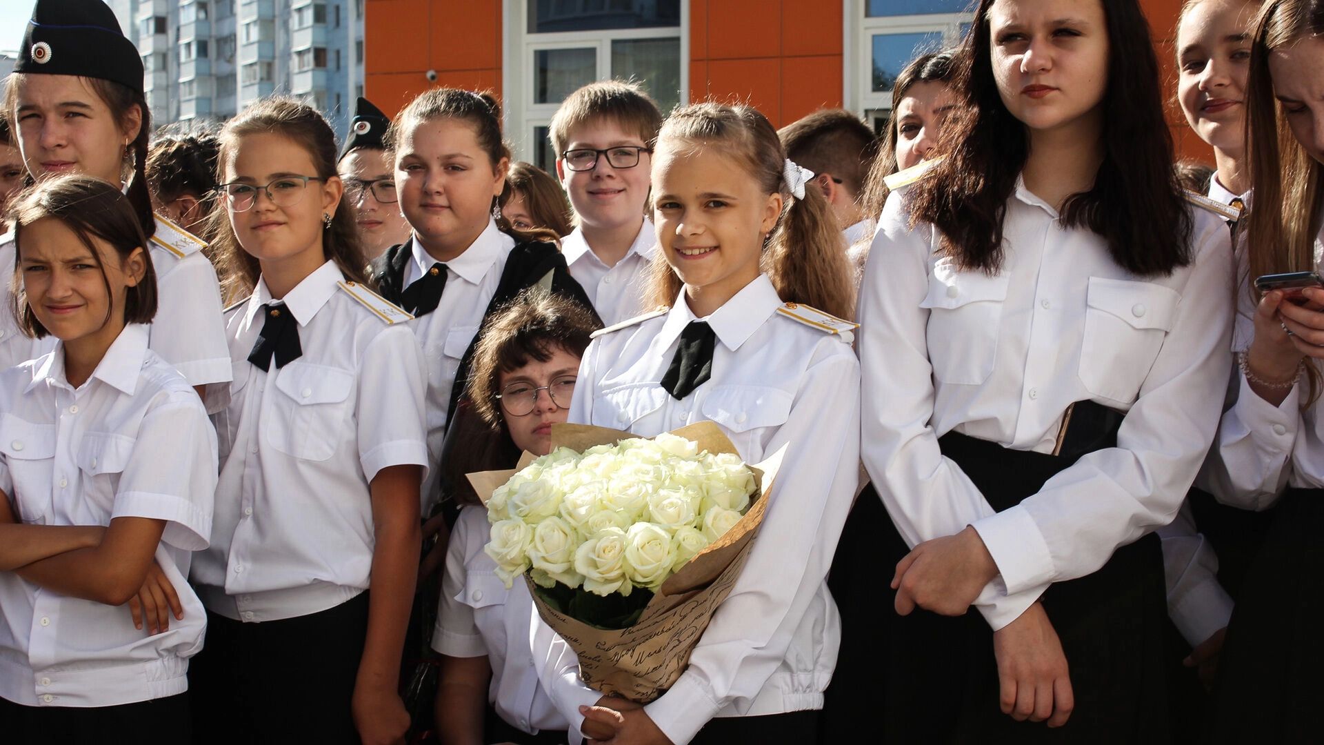 На линейке 1 сентября школьницы стараются появиться в модной одежде, но стоит помнить о дресс-коде учреждения
