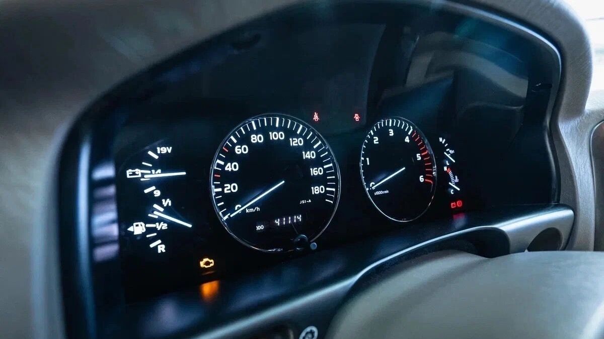 Toyota Land Cruiser 100 с пробегом в 41 тысячу километров 2007 года выглядит как новая машина