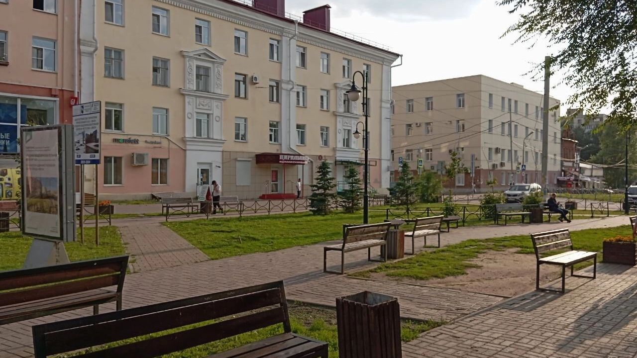 Из парка идем вдоль зданий