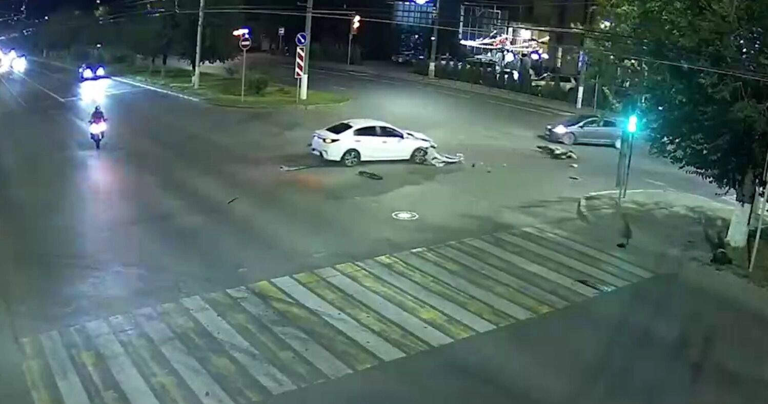 В Волгограде подростки на питбайке впечатались на скорости в иномарку