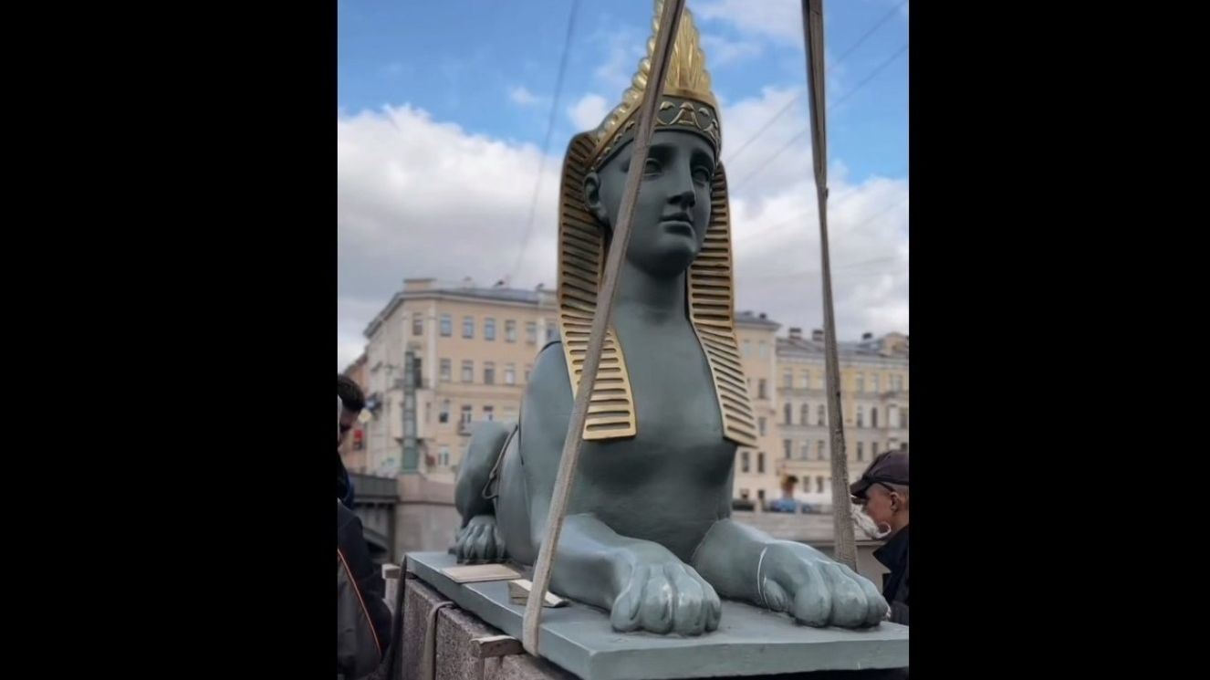 Сфинксов Египетского моста в Петербурге отправили на реставрацию Сфинксов Египетского моста в Петербурге отправили на реставрацию