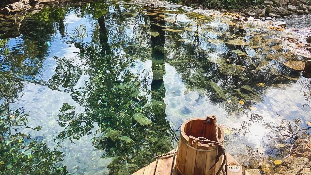 На фото: купель на озере