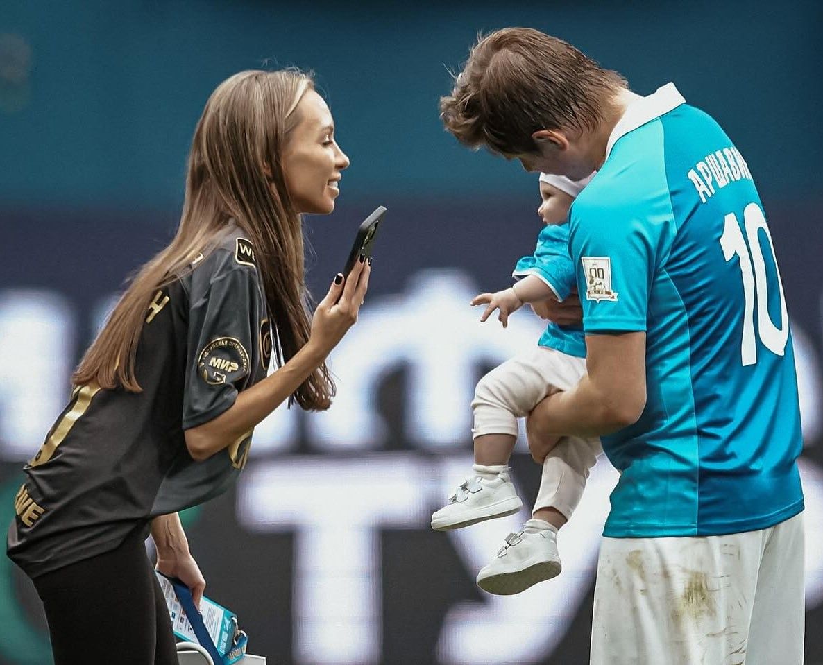 Аршавин впервые опубликовал фото с возлюбленной и годовалой дочкой