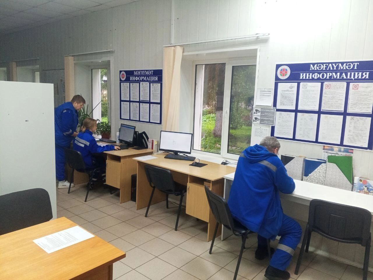 В этой большой комнате вносят в электронную базу анкеты пациентов