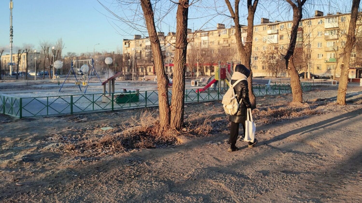 Новые парки часто соседствуют с разрушенными улицами по соседству