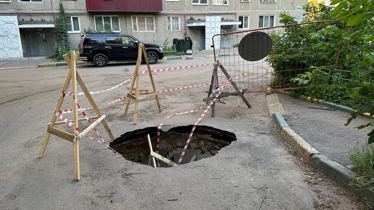 Провал во дворе дома в Нижнем Новгороде