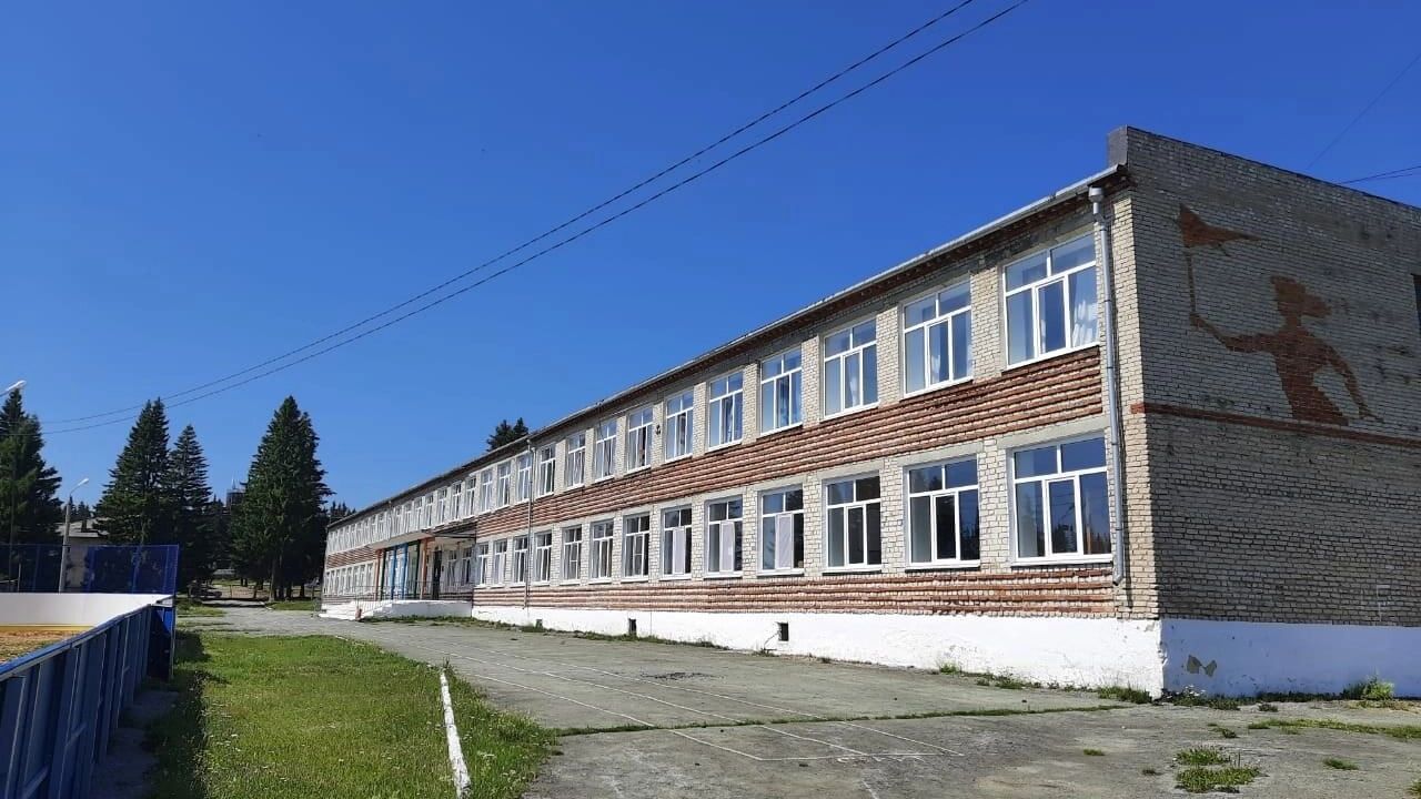 Здание МАОУ СОШ №15 в поселке Карпушиха
