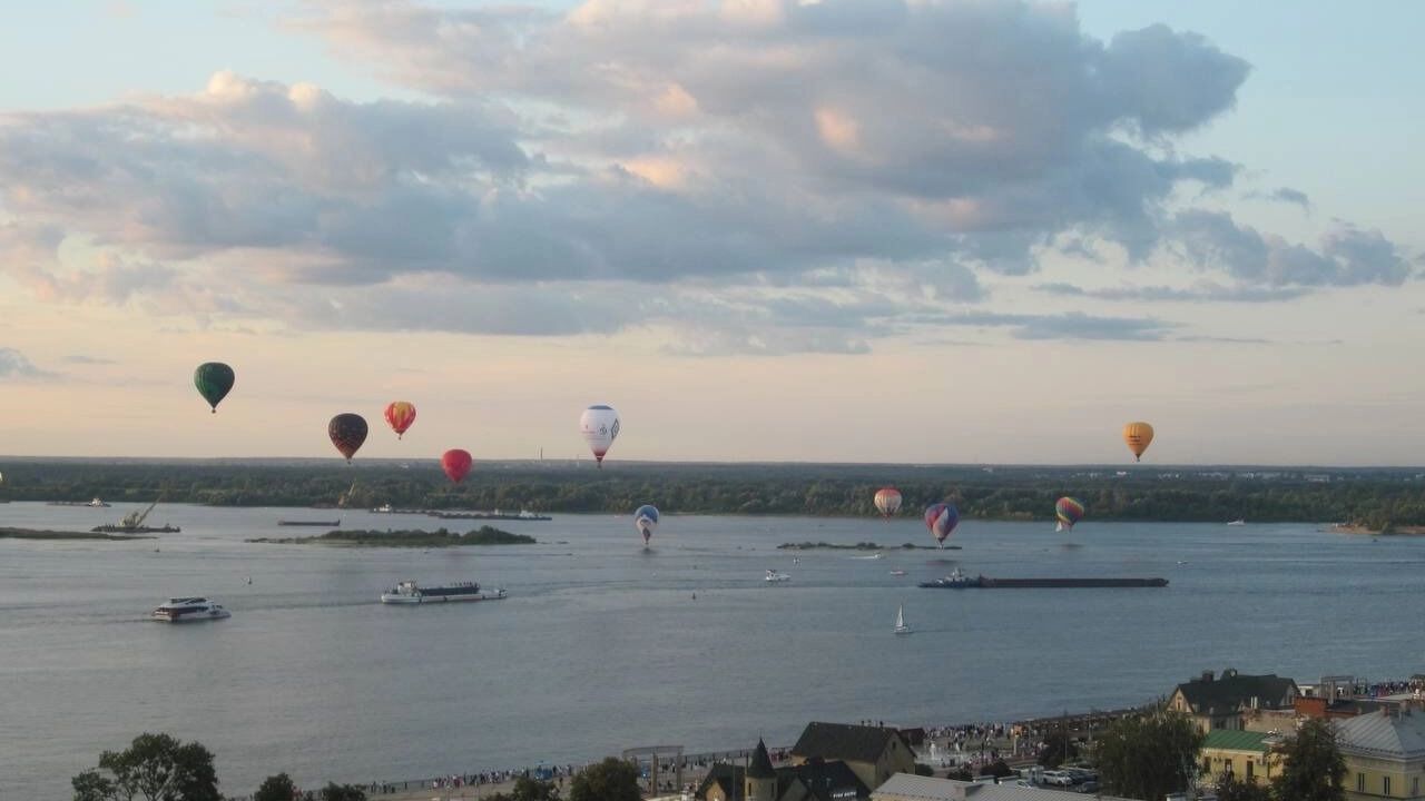 Надували все шары на Стрелке - так называется район Нижнего Новгорода, где происходит слияние рек Оки и Волги.