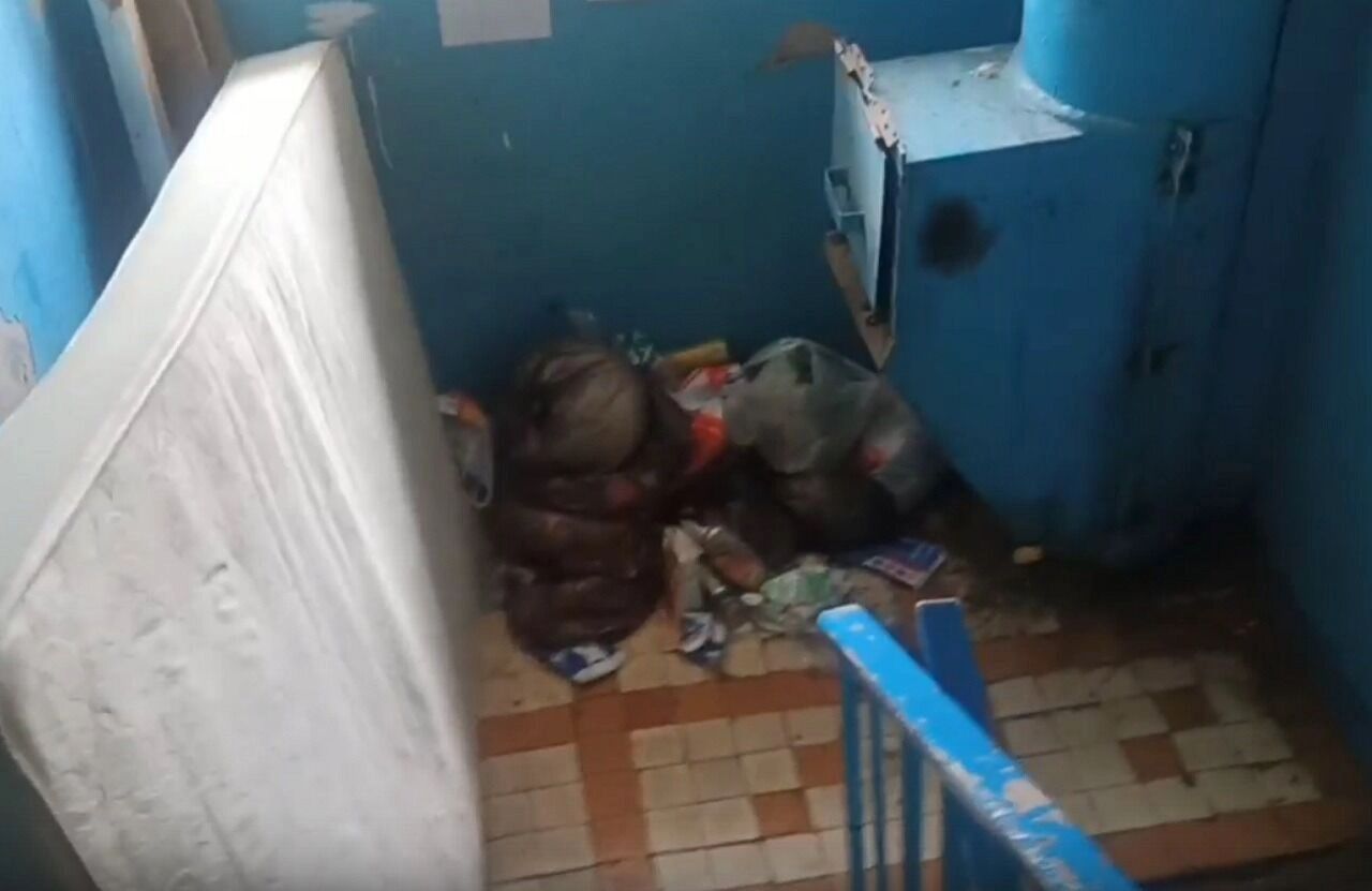 Скриншот видео: лестничные клетки на верхних этажах дома превращают в помойки