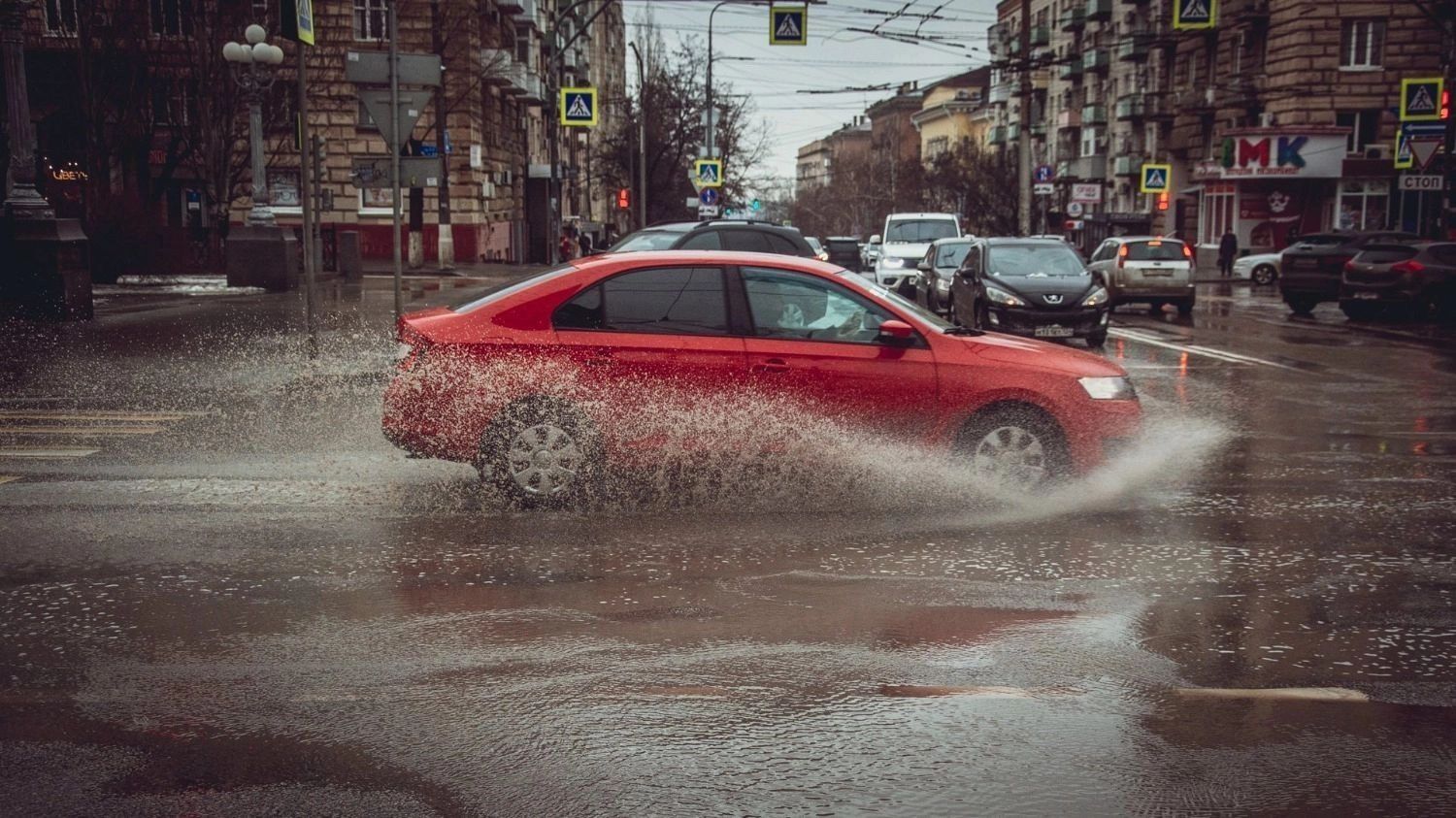 Волгоградцы требуют реконструировать ливнёвки на дорогах