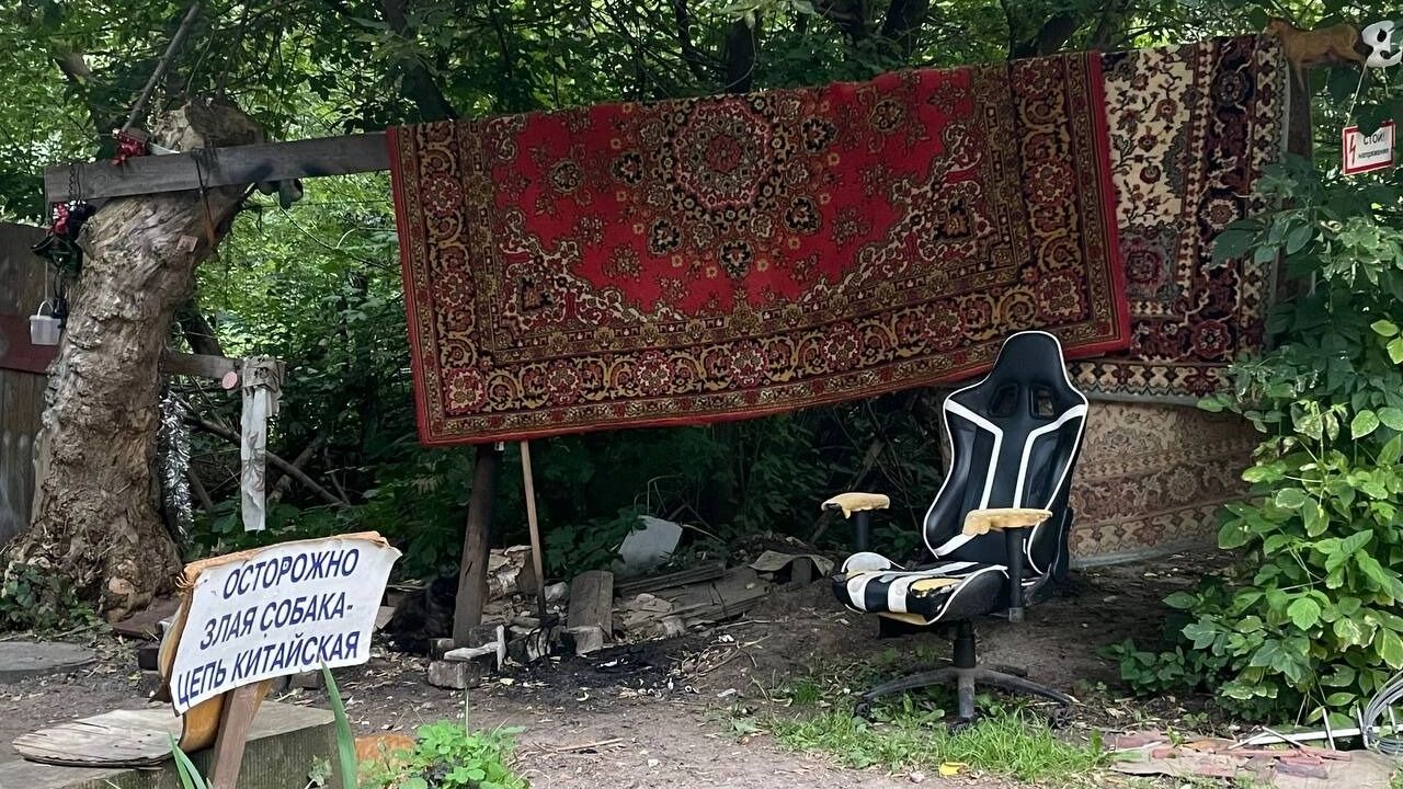 Этот импровизированный уголок отдыха мы обнаружили на Большой Печёрской улице. Там за нами пристально наблюдал один мужчина, так что будьте осторожны.