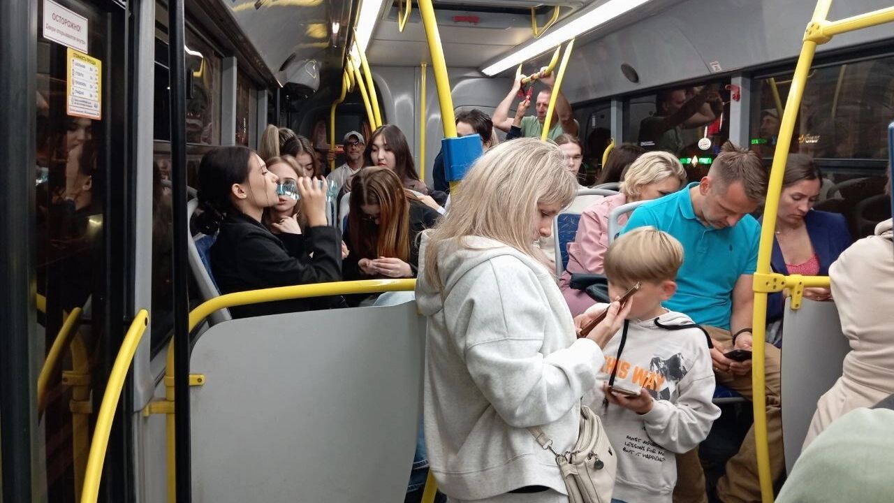 После нескольких остановок людей прибавилось