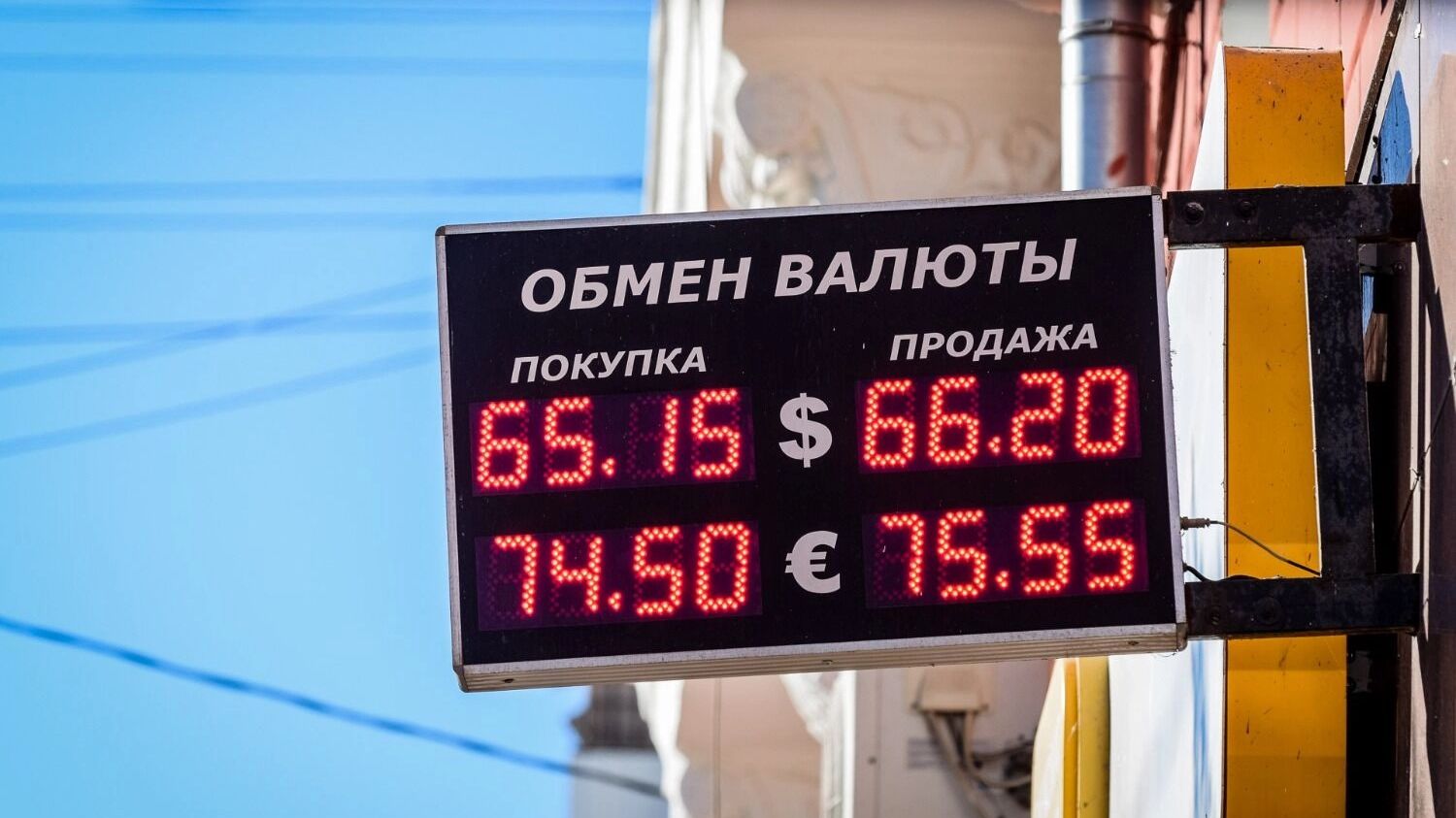 Рубль крепчает. Что происходит с нацвалютой, при чем тут нефть и что будет дальше