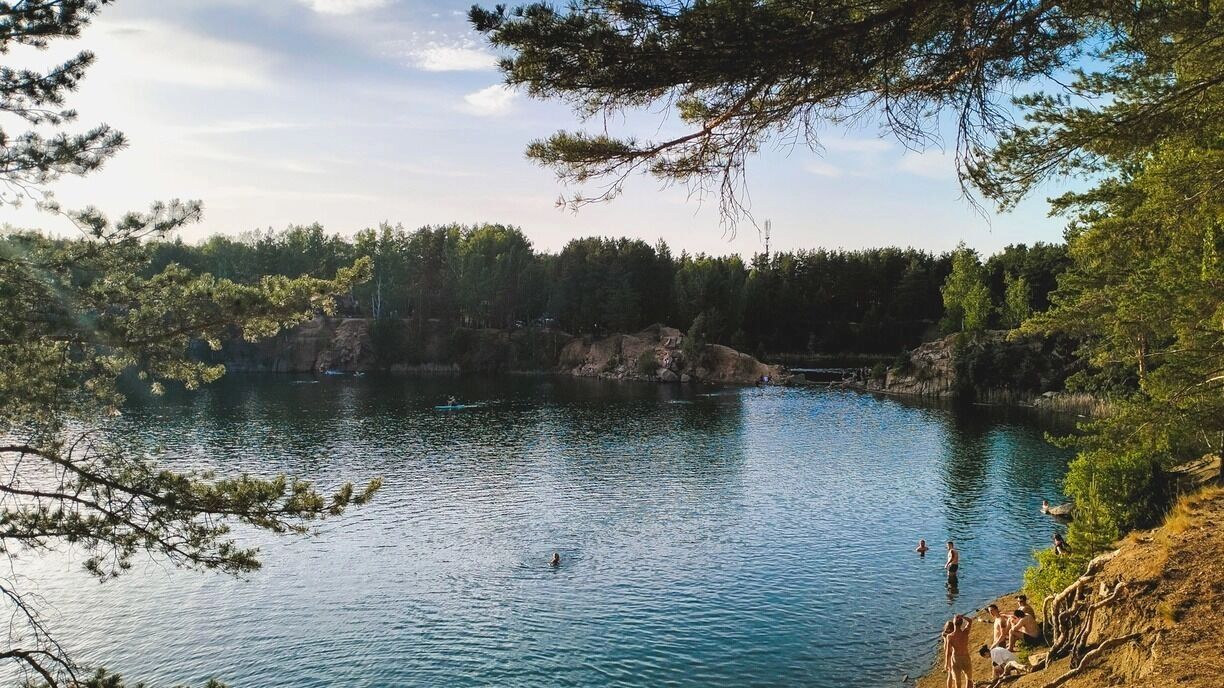 На фото: летнее купание в реке