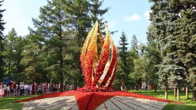 На фото: огонь из цветов