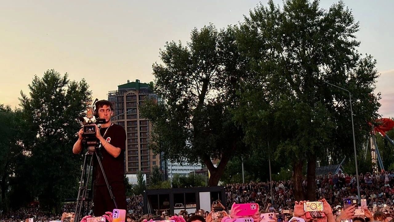 Десятки тысяч фанатов собрались на концерте