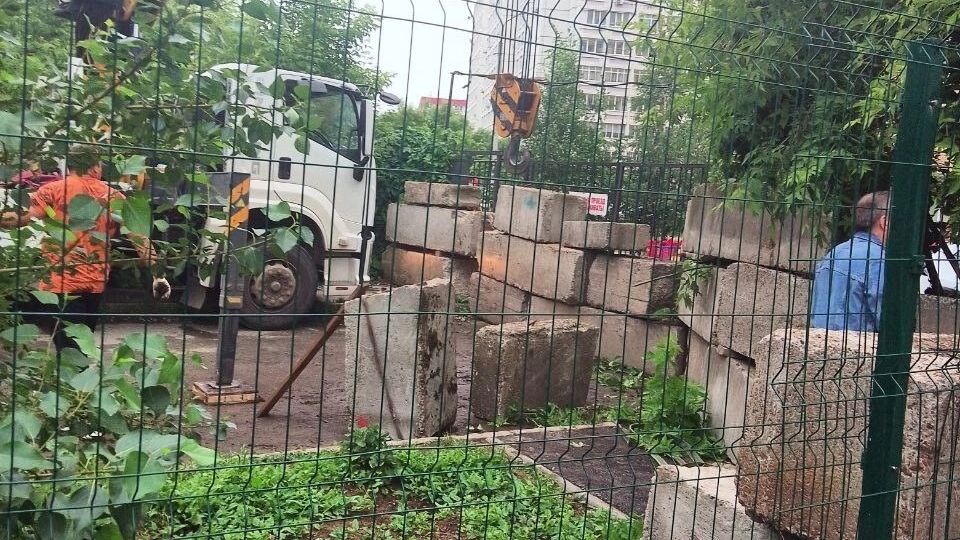 «Это очень опасно!» В спальном районе Перми жители завалили дорогу бетонными блоками