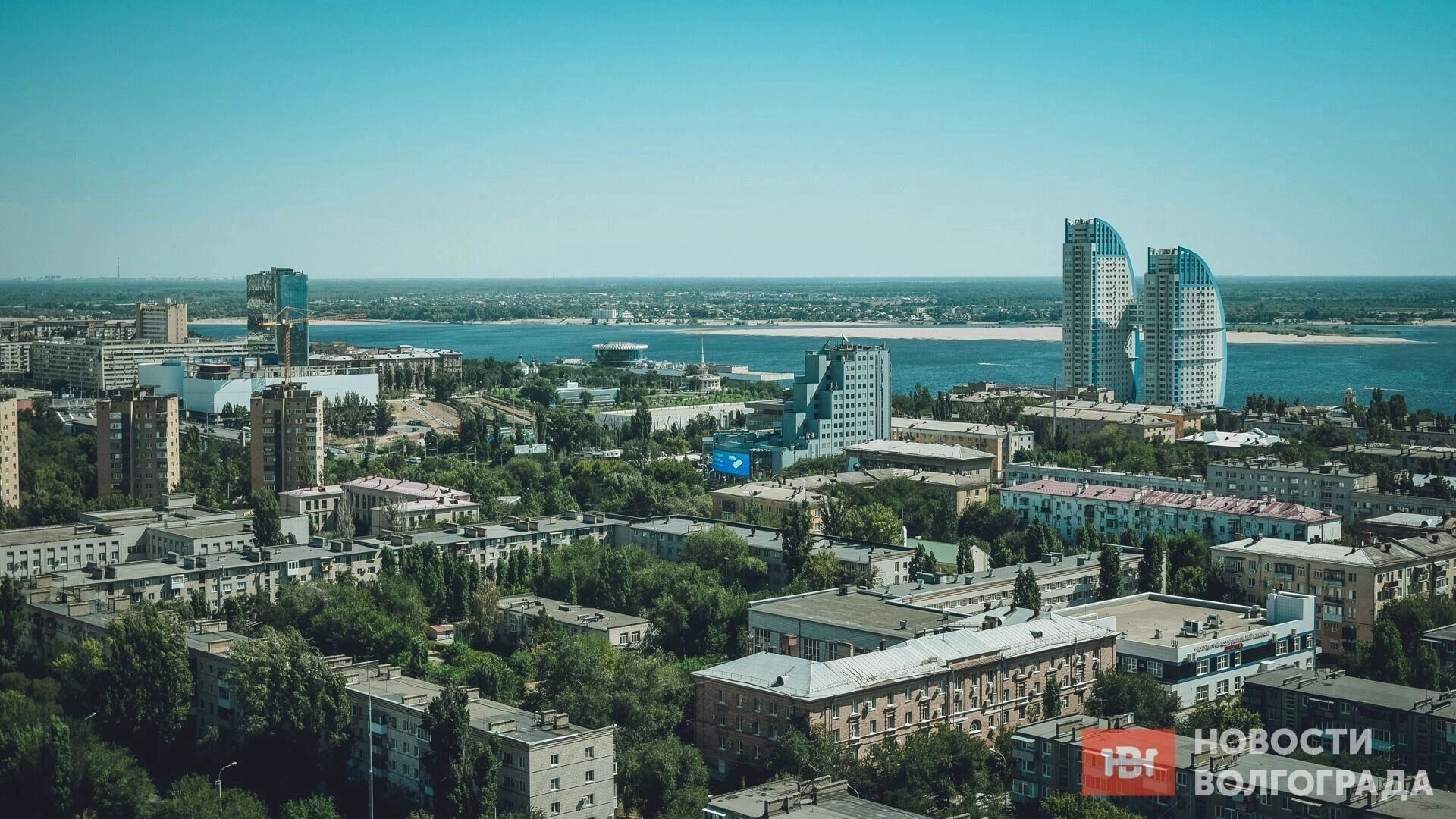 Эвакуация ТЦ, серебро в бассейне и новые парковки: картина дня в Волгограде