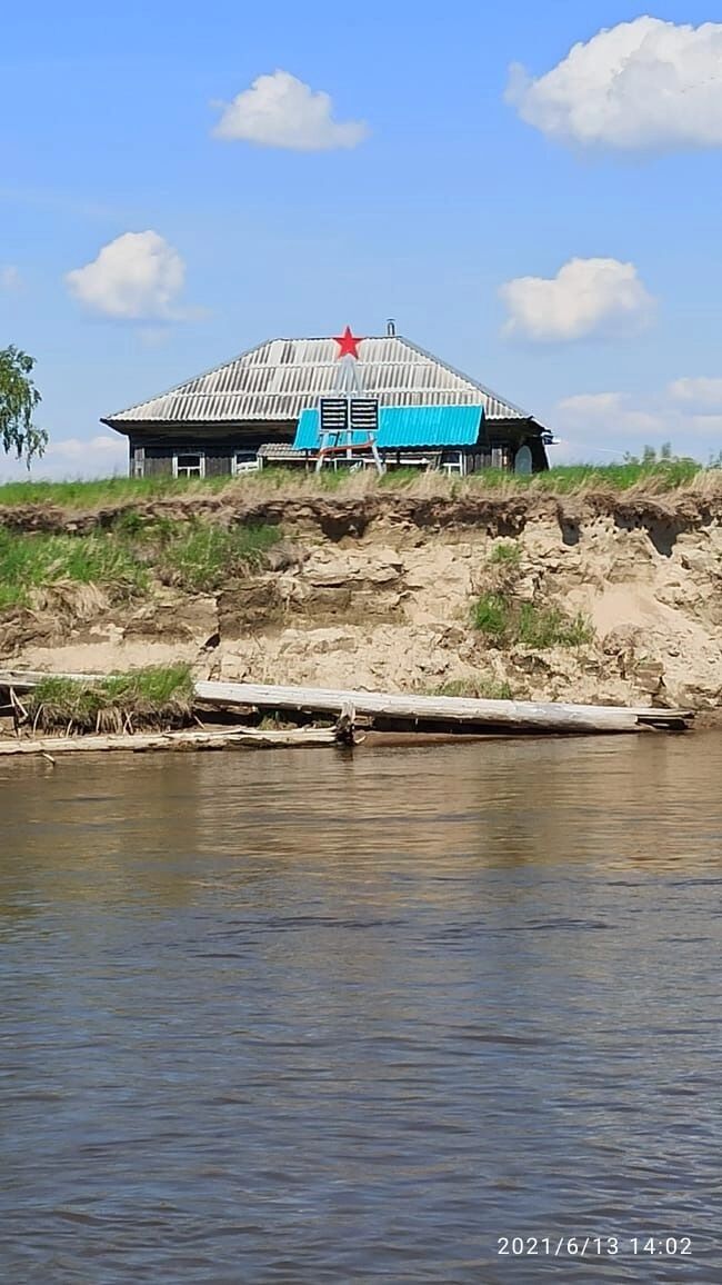 Населённый пункт находится в Ханты-Мансийском районе Югры на высоком берегу реки Иртыш.
