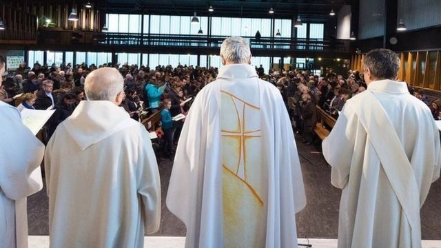 Скандалы со священниками-педофилами привели к выходу верующих из церкви