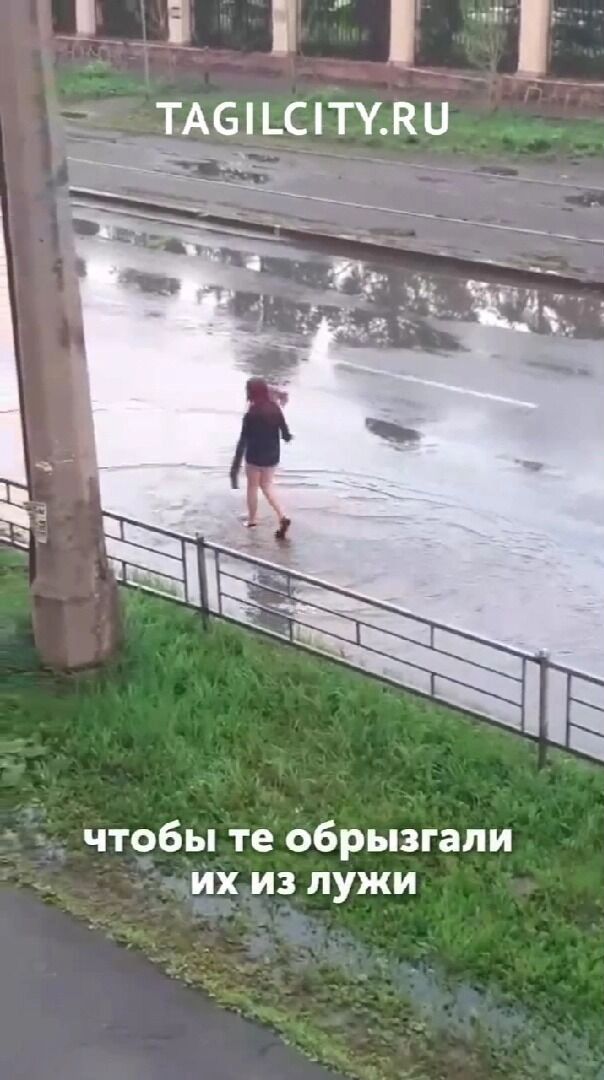 Две девочки бегают по дороге