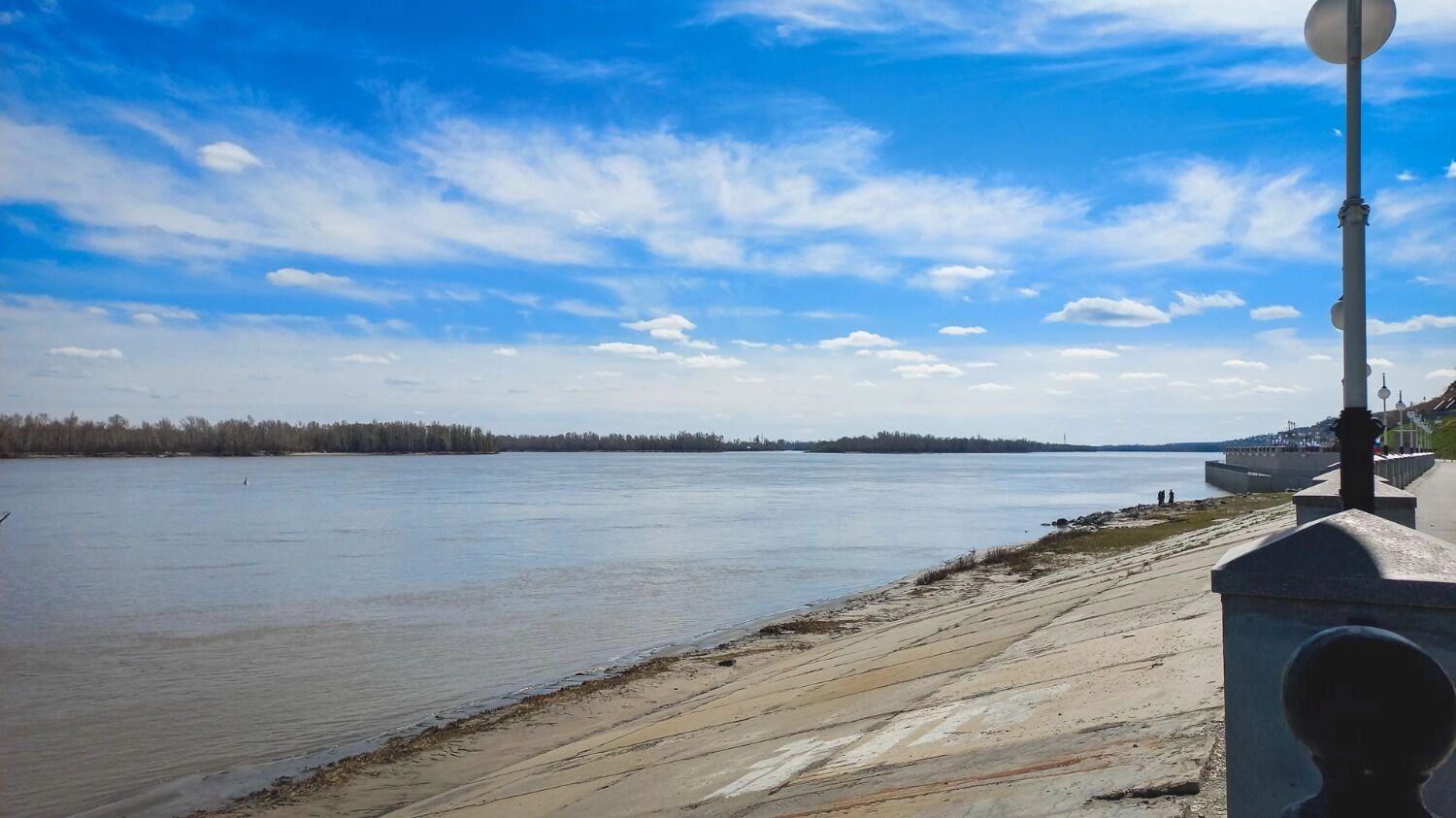 Полноводная река Обь