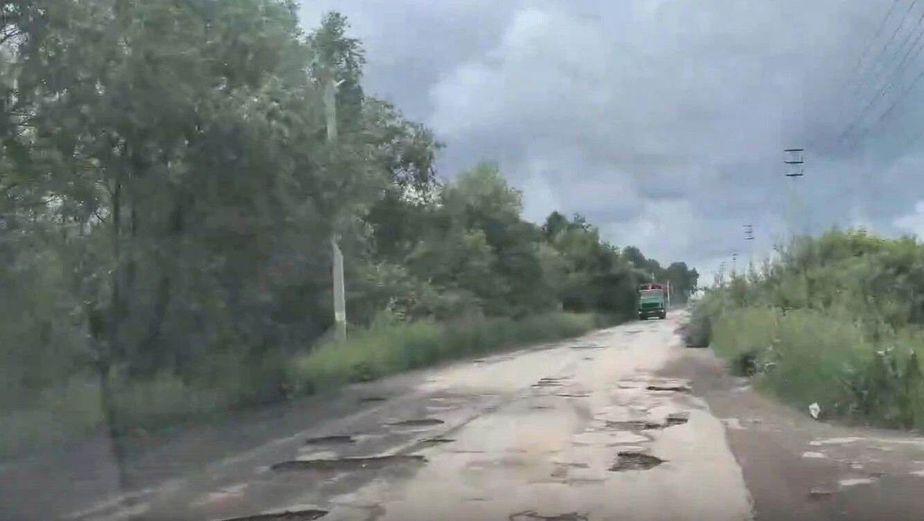Опасная езда по «лунным кратерам»: жители Ижевска жалуются на аварийную дорогу