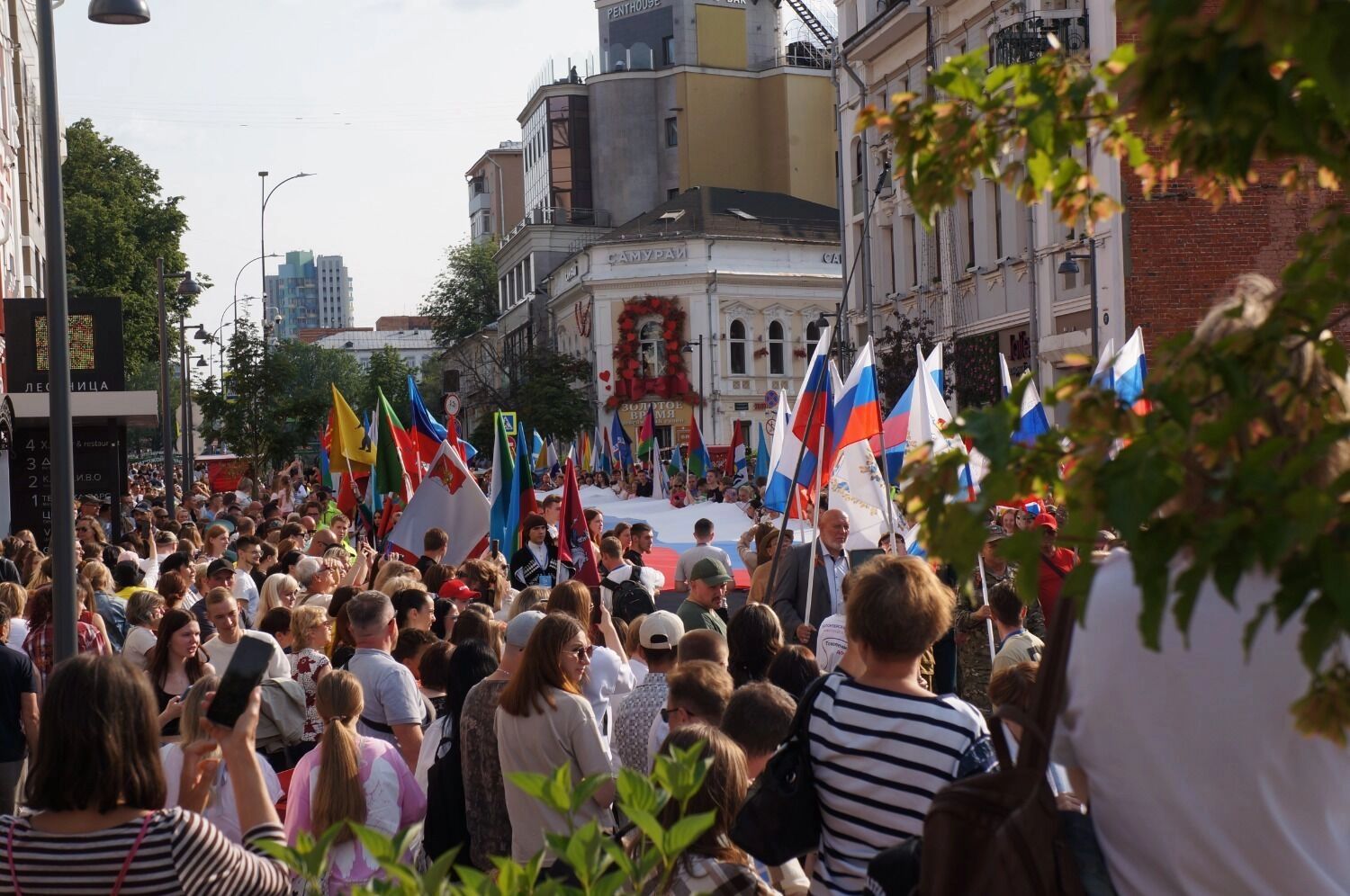 Нижегородцы и гости города несут российский триколор по Большой Покровской
