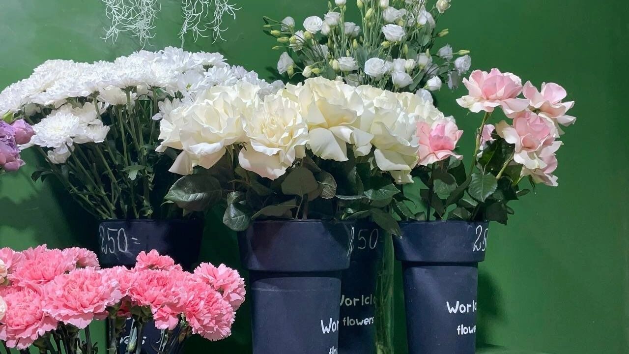 Розы остаются самым популярным цветком для школьных букетов